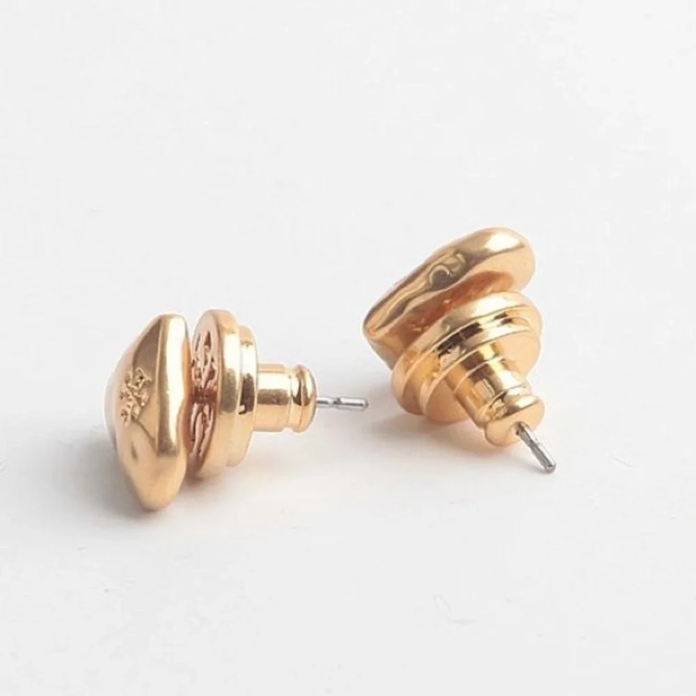 Designers Brands For Customers That Love To Wear Casual and Elegant Accessories;